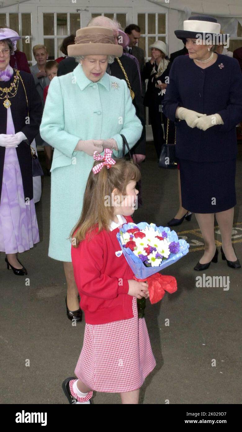 Foto del file datata 7/5/2002 di Katie Meehan, che presenta fiori alla Regina Elisabetta II durante la sua visita alla scuola primaria St Josephs RC, Jarrow, Tyne e Wear. L'influencer britannico dei social media, il cui incontro con la Regina di sei anni ha fatto notizia 20 anni fa, ha detto che la 'esperienza sana e meravigliosa' le ha mostrato che 'può fare qualsiasi cosa'. Data immagine: Venerdì 9 settembre 2022. Foto Stock