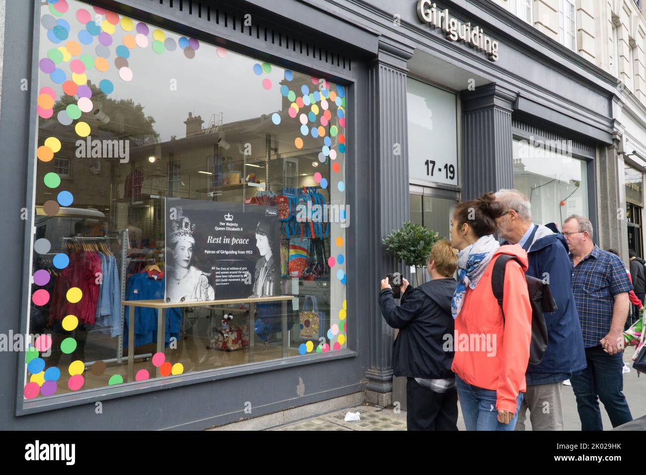 Il negozio della Girlguiding Association su Buckingham Palace Road mostra un tributo alla compiuta Regina Elisabetta II, che era stata loro patrona. Foto Stock