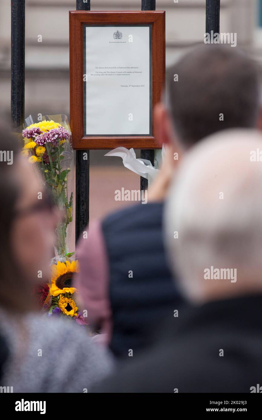 Londra, Regno Unito, 09/09/2022, le folle si riuniscono a Buckingham Palace per deporre fiori, scattare foto e segnare la morte della Regina Elisabetta II Foto Stock
