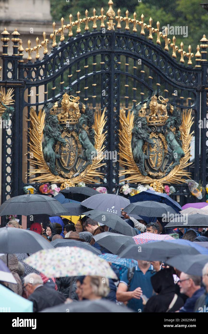 Le folle si riuniscono a Buckingham Palace per deporre fiori, scattare foto e segnare la morte della Regina Elisabetta II Foto Stock