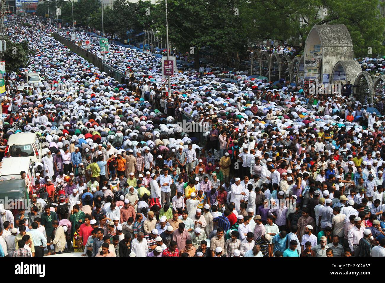 Dhaka, Bangladesh - 25 ottobre 2014: Migliaia di persone partecipano alle preghiere funerarie dell'ex Giamaat-e-Islami ameer Ghulam Azam a Baitul Mukarram Na Foto Stock