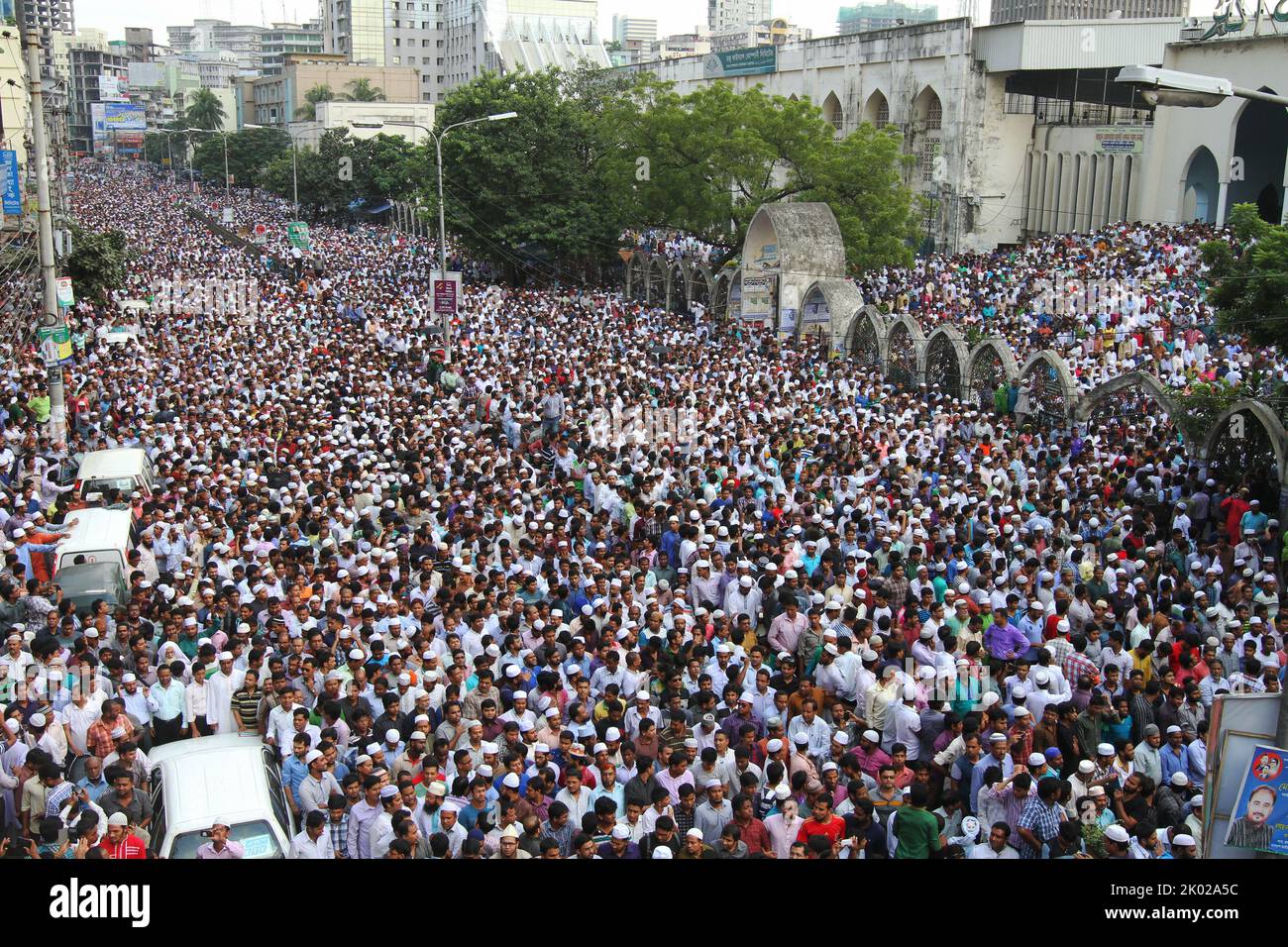 Dhaka, Bangladesh - 25 ottobre 2014: Migliaia di persone partecipano alle preghiere funerarie dell'ex Giamaat-e-Islami ameer Ghulam Azam a Baitul Mukarram Na Foto Stock