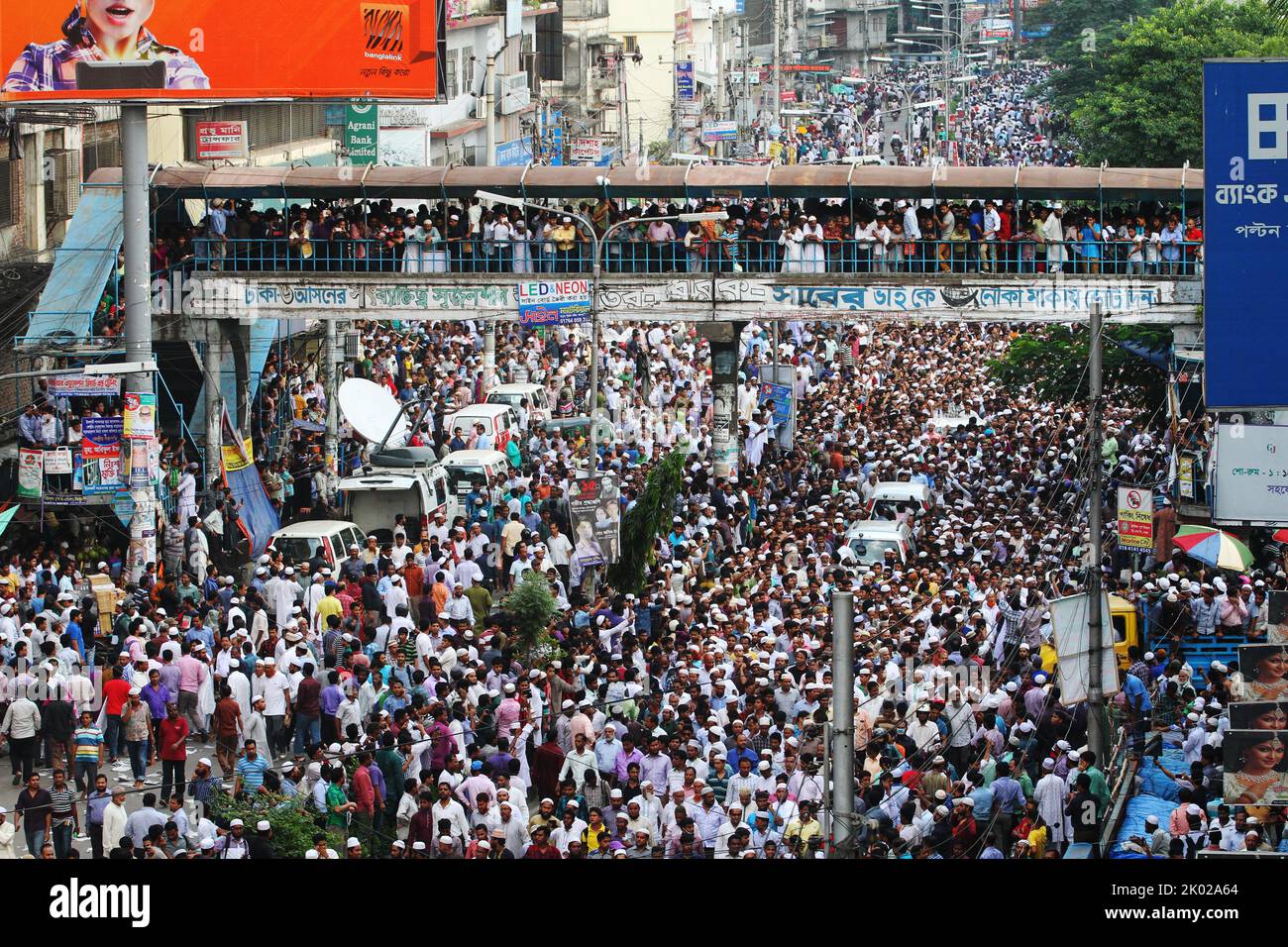 Dhaka, Bangladesh - 25 ottobre 2014: Migliaia di persone partecipano alle preghiere funerarie dell'ex Giamaat-e-Islami ameer Ghulam Azam a Baitul Mukarram Na Foto Stock