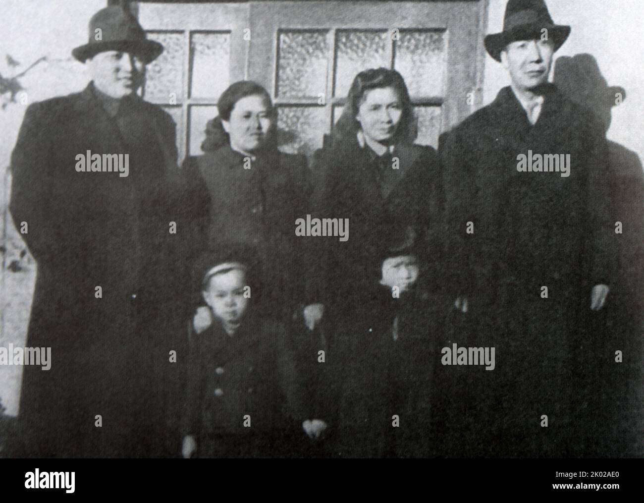 Kim il Sung con sua moglie, figlio, Kim Jong il, il comandante partigiano cinese Zhou Baozhong (a destra), sua moglie e figlia in URSS. 1940s. Foto Stock
