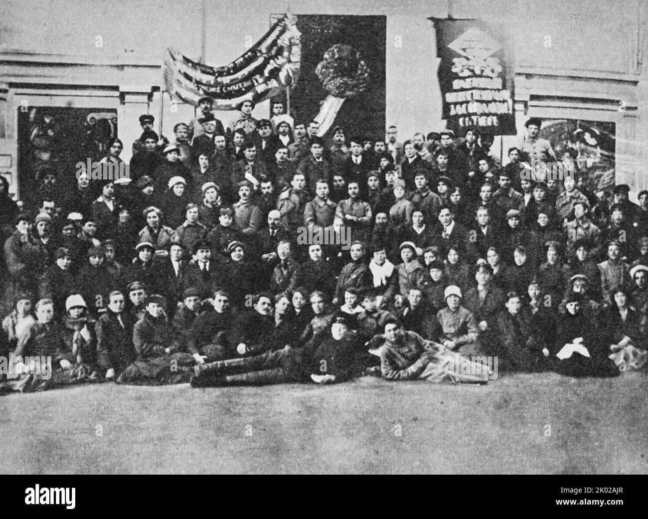 Vladimir Lenin con Kruppskaya, in un gruppo di studenti di corsi di formazione extracurricolare che vanno in prima. Foto Stock