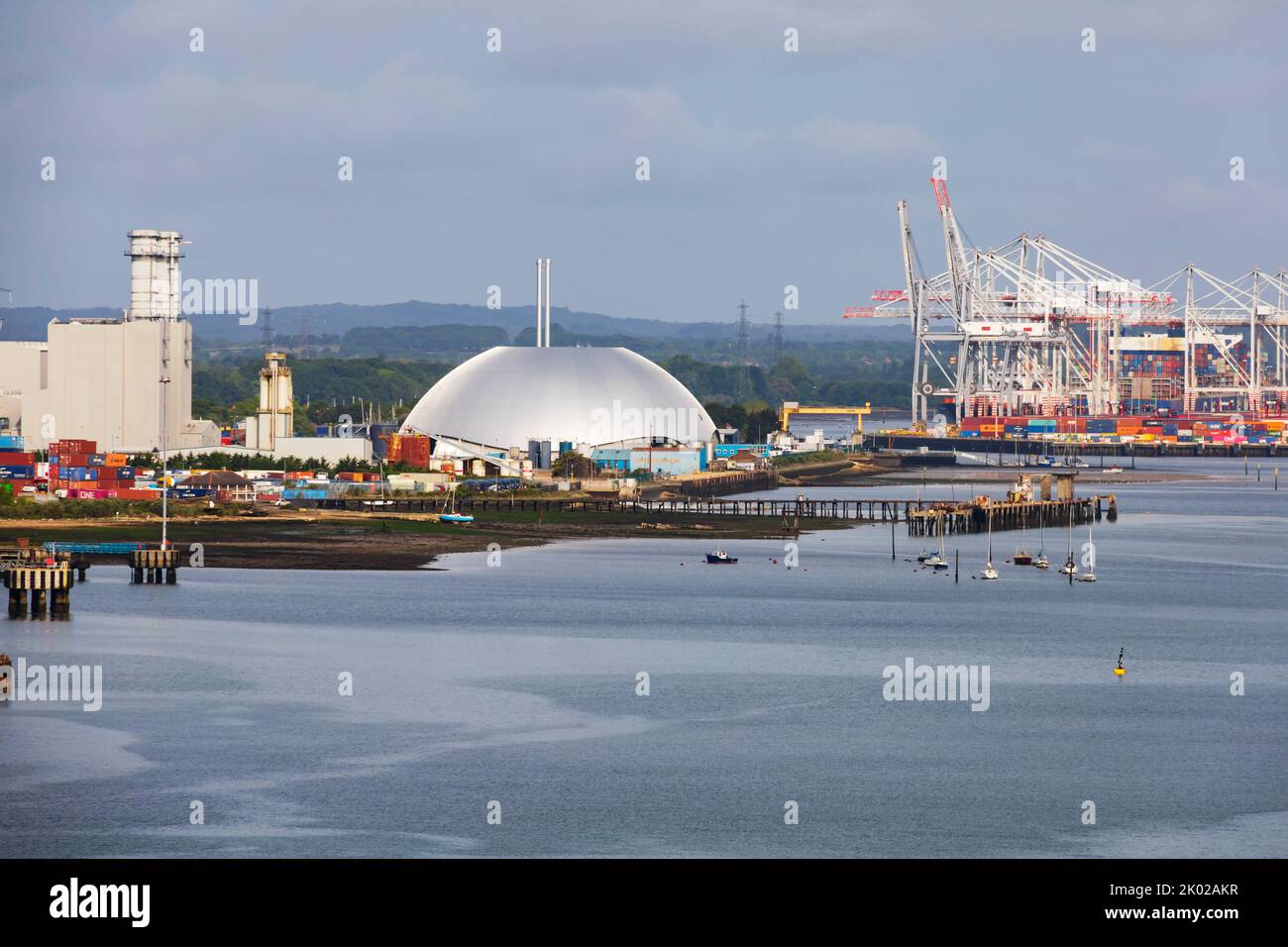 La cupola d'Argento dei servizi ambientali di Veolia, Parco industriale di Marchwood, nasconde al suo interno l'inceneritore di rifiuti. Southampton Foto Stock