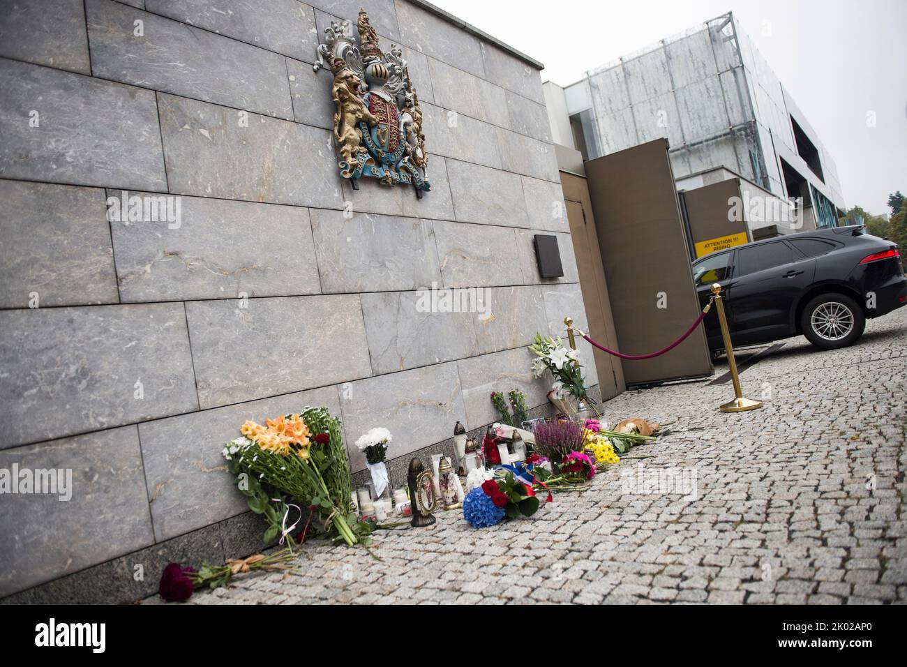 Varsavia, Polonia. 09th Set, 2022. Il muro dell'Ambasciata britannica Varsavia visto con fiori lasciati sotto lo stemma britannico. Dopo l'annuncio della morte di sua Maestà la Regina Elisabetta II, dalla mattina i cittadini di Varsavia lasciano fiori e candele per rendere omaggio a sua Maestà presso l'Ambasciata britannica di Varsavia. Credit: SOPA Images Limited/Alamy Live News Foto Stock