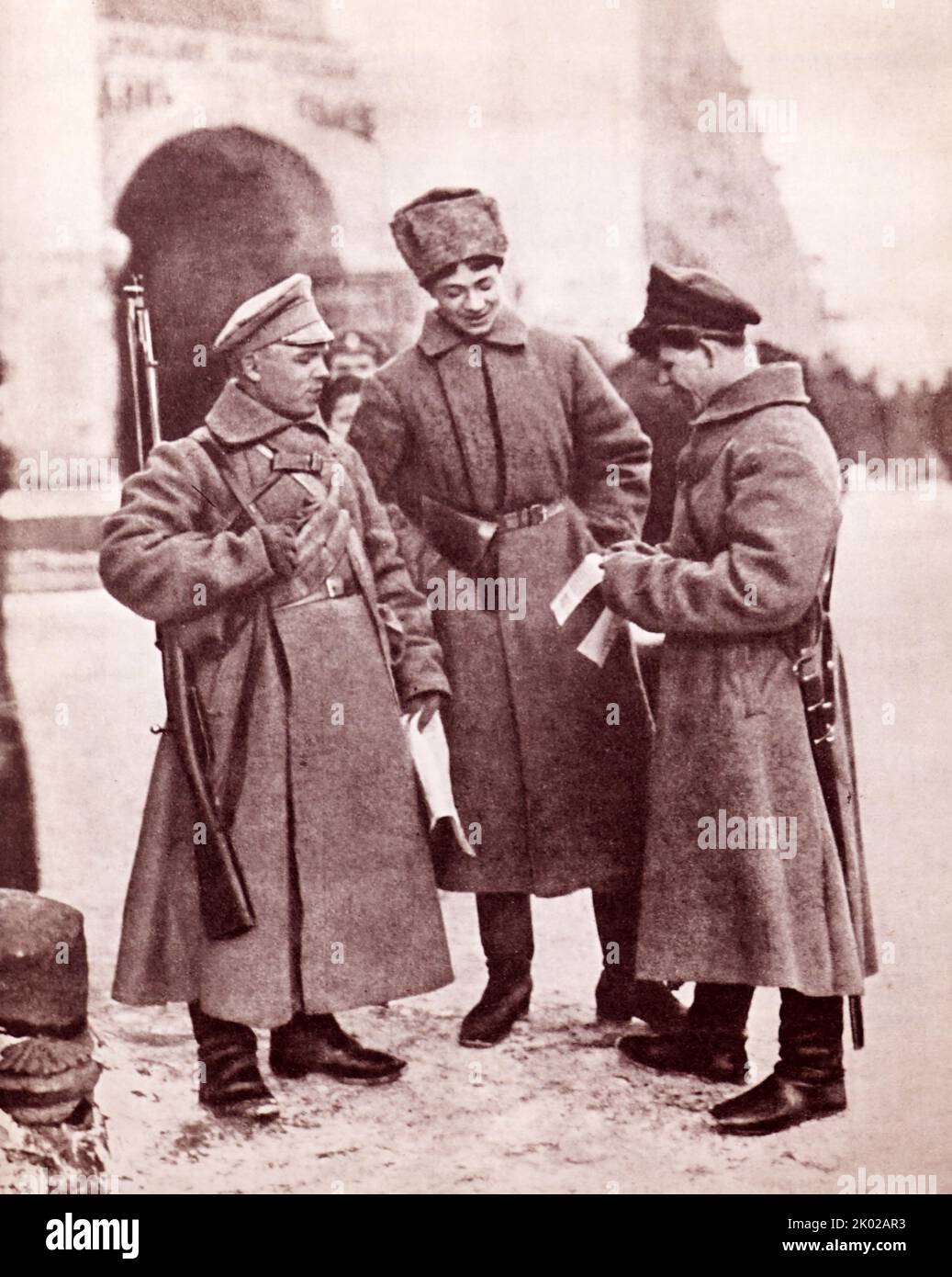 Pattuglia della guardia rossa. Pietrogrado. Gostiny Dvor, 1917. Gostiny Dvor è un termine storico russo per un mercato al coperto o un centro commerciale Foto Stock