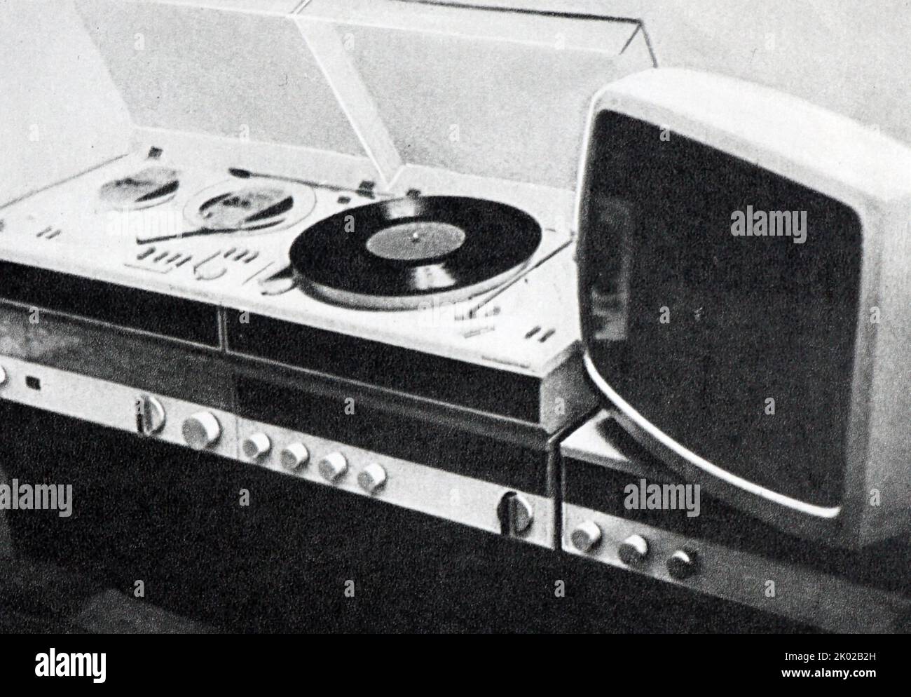Beni di consumo elettronici come televisione e lettore di dischi in vendita nella Russia sovietica. 1980 Foto Stock