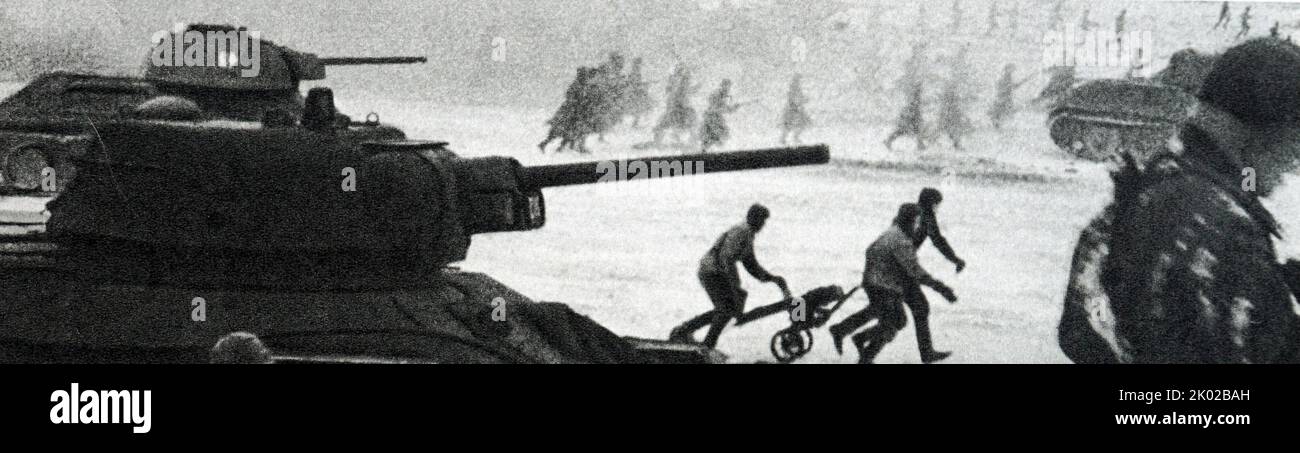 Truppe e carri armati russi avanzano nello sforzo di guerra sovietico, 1941. Foto Stock