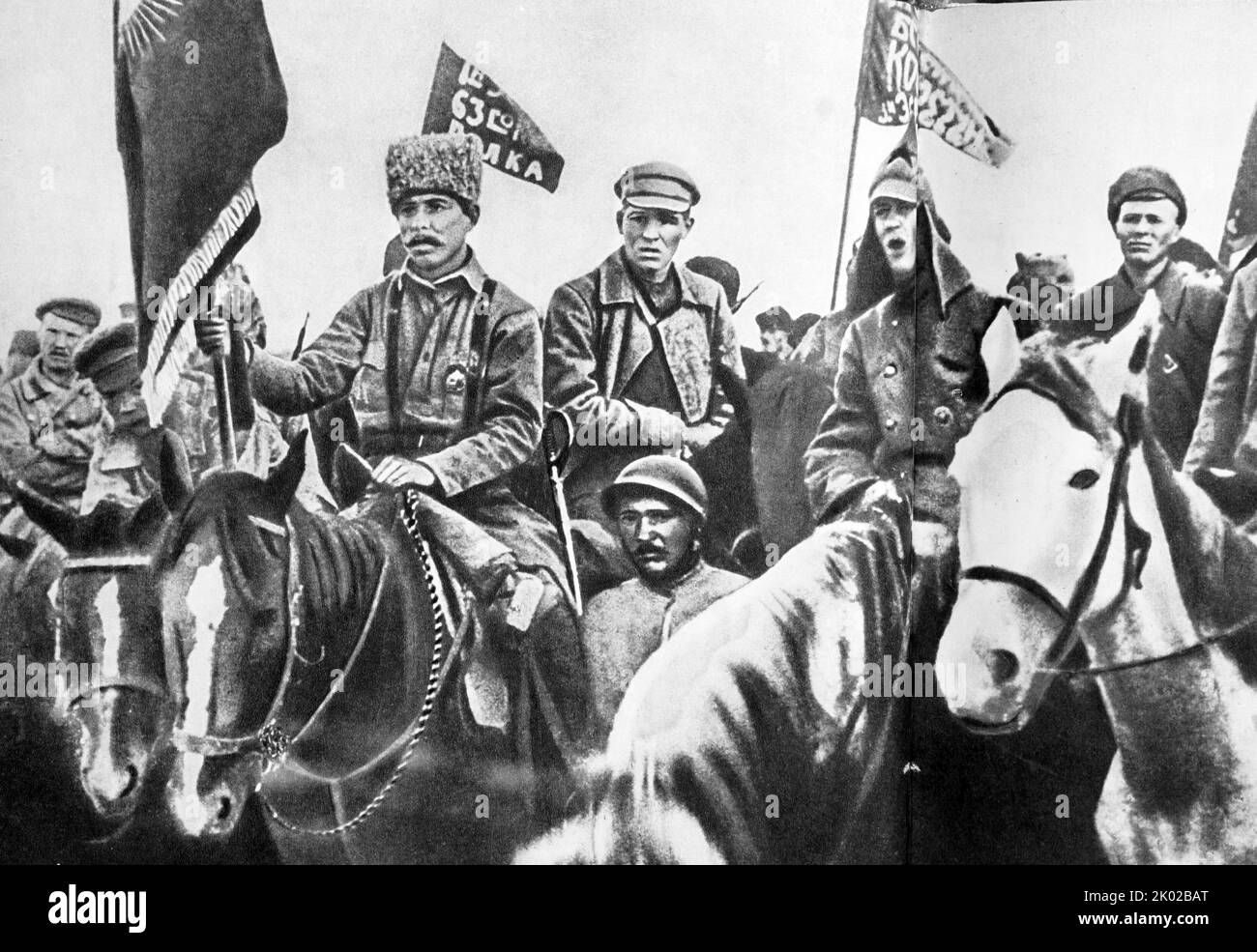 La guerra civile russa i giovani soldati dell'Armata Rossa portarono la bandiera dei sovietici dal Baltico all'Oceano Pacifico. Foto Stock