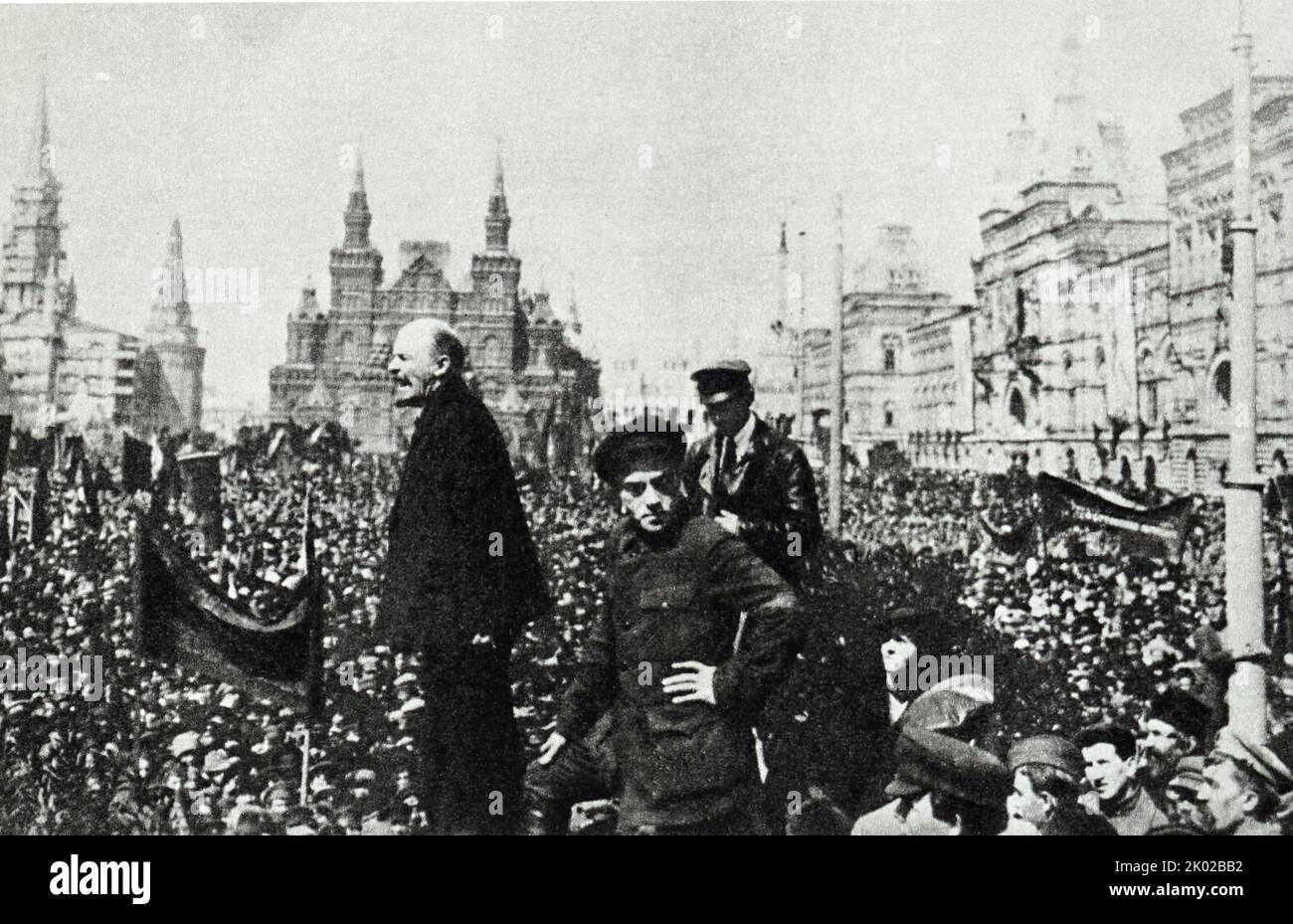 Vladimir Lenin consegna un discorso sulla Piazza Rossa (dal campo di esecuzione) all'apertura di un monumento temporaneo a Stepan Razin. Mosca. 1919. Foto Stock