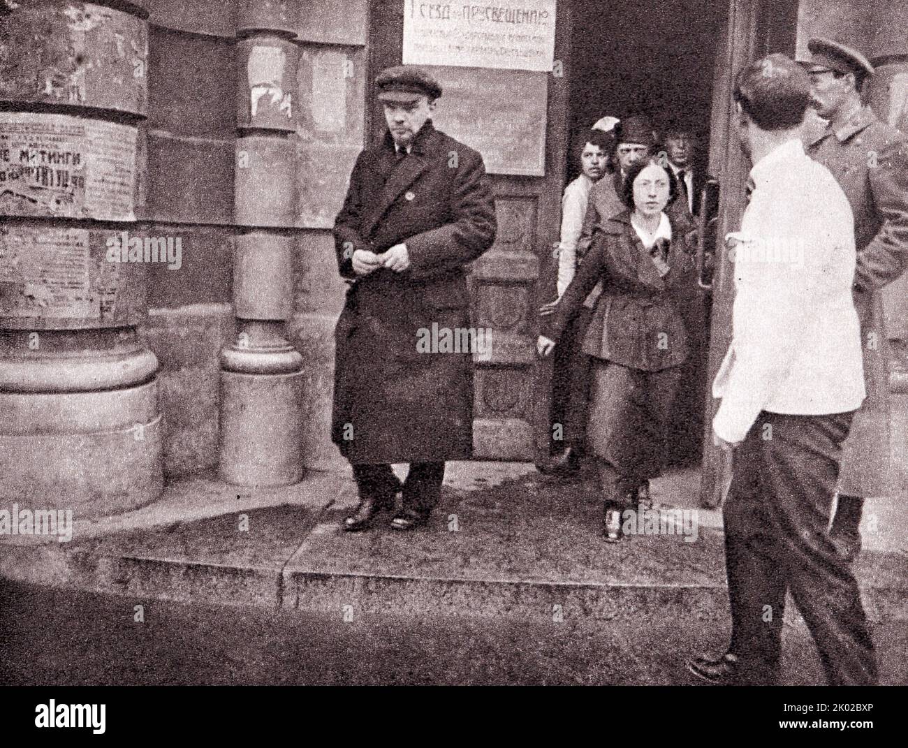 Vladimir Lenin con Krupskaya, , lascia la costruzione dei Corsi superiori per le Donne (ora l'Istituto pedagogico statale di Lenin Mosca) dopo una riunione del primo Congresso tutto russo sull'educazione. 1918. Mosca. Foto Stock