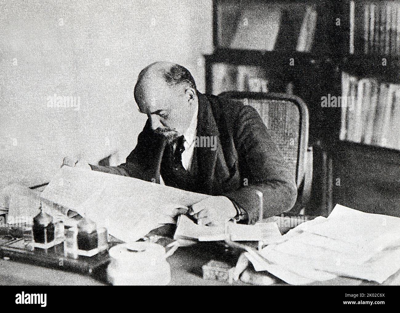 Vladimir Lenin alla sua scrivania nel suo ufficio nel Cremlino. Mosca. 1918. Foto Stock