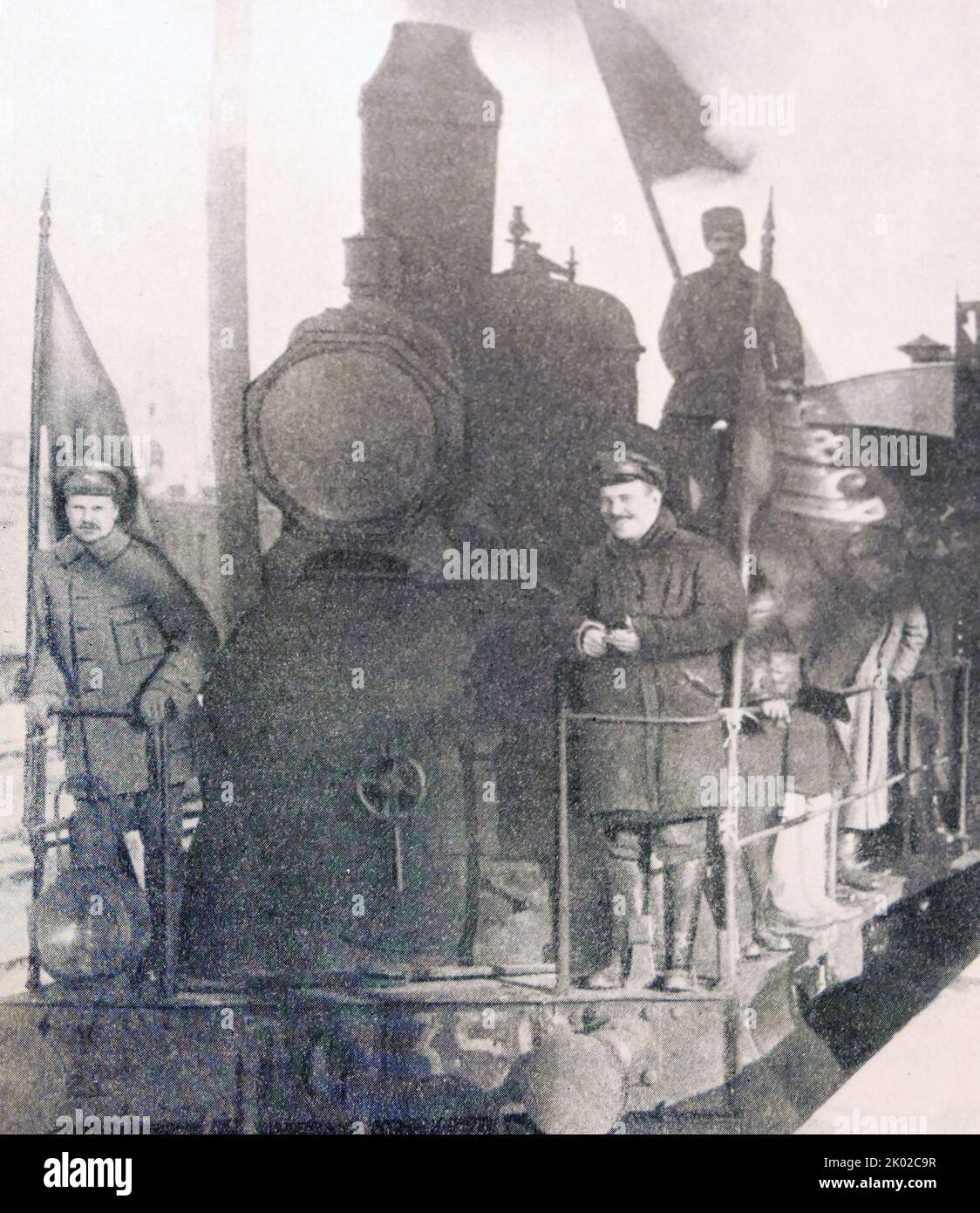 Demyan Bedniy di fronte a un treno in prima linea; guerra civile russa. Yefim Alekseevich Pridvorov (1883 – 25 maggio 1945), conosciuto con il nome di penna Demyan Bedny, (Damian i poveri), è stato un poeta sovietico russo, bolscevico e satirista. Foto Stock