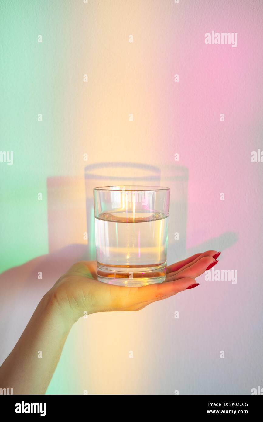 acqua pulita arcobaleno luce nutrimento liquido sano Foto Stock