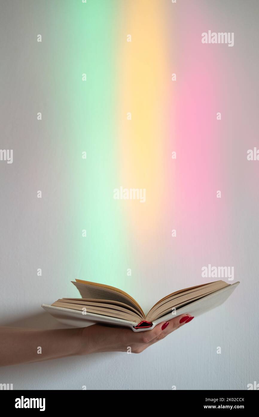 libro aperto conoscenza disponibile godere di studio Foto Stock