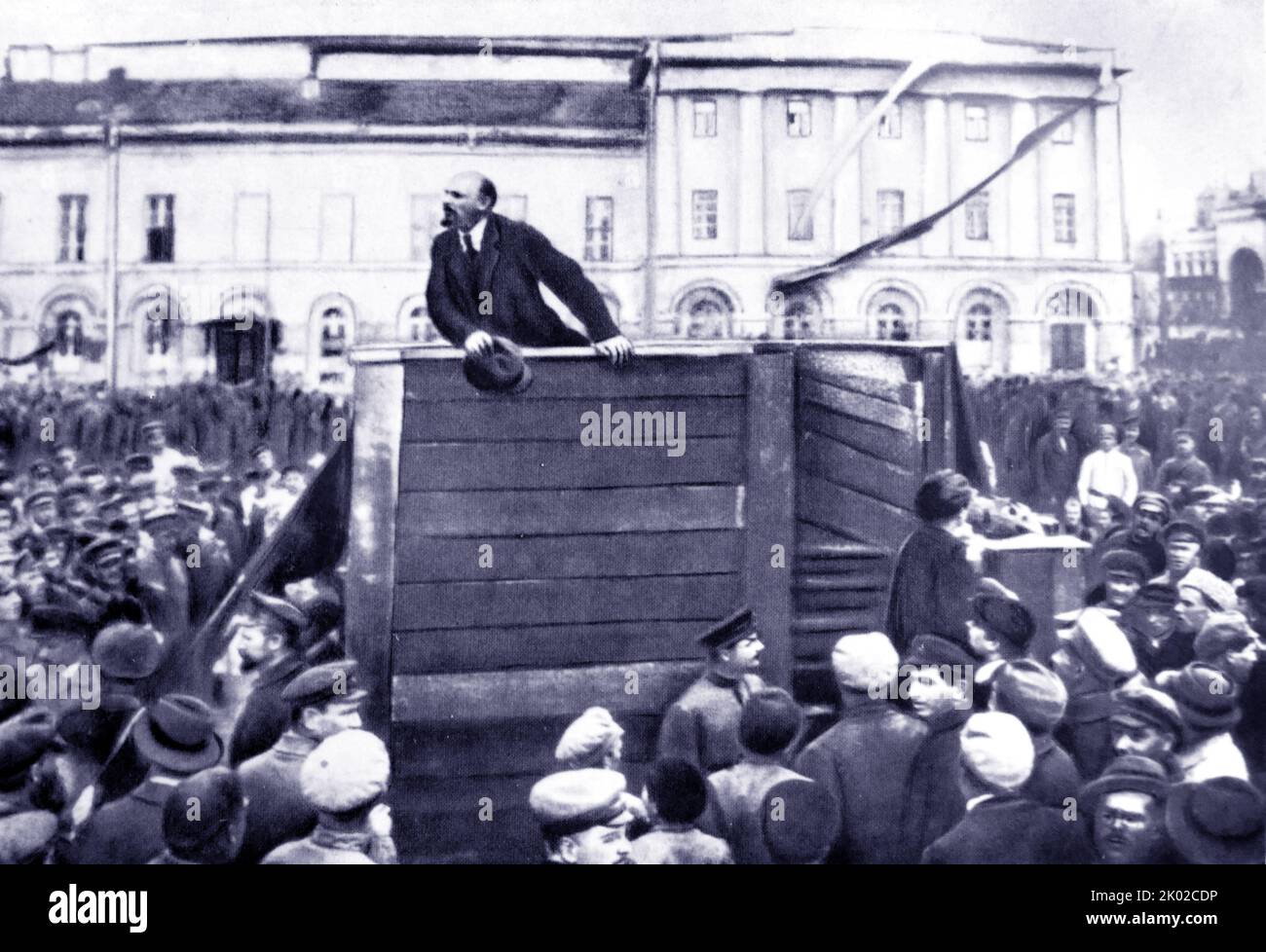 Vladimir Lenin parla a Mosca con i soldati dell'Armata Rossa in partenza per il fronte polacco, nel 1920. Fotografia di G. P. Goldshtein. Leon Trotsky e Lev Borisovich Kamenev sono stati spazzolati via aria dalla fotografia Foto Stock