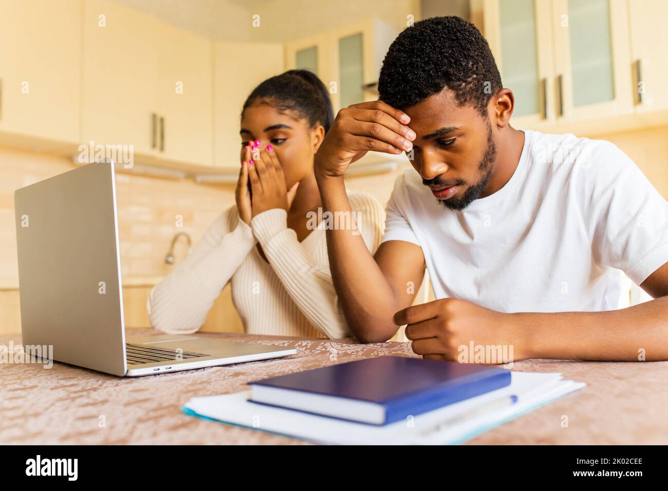 Stressato afro americano coppia guardando frustrato dopo aver ottenuto una cattiva notizia dalla famiglia Foto Stock