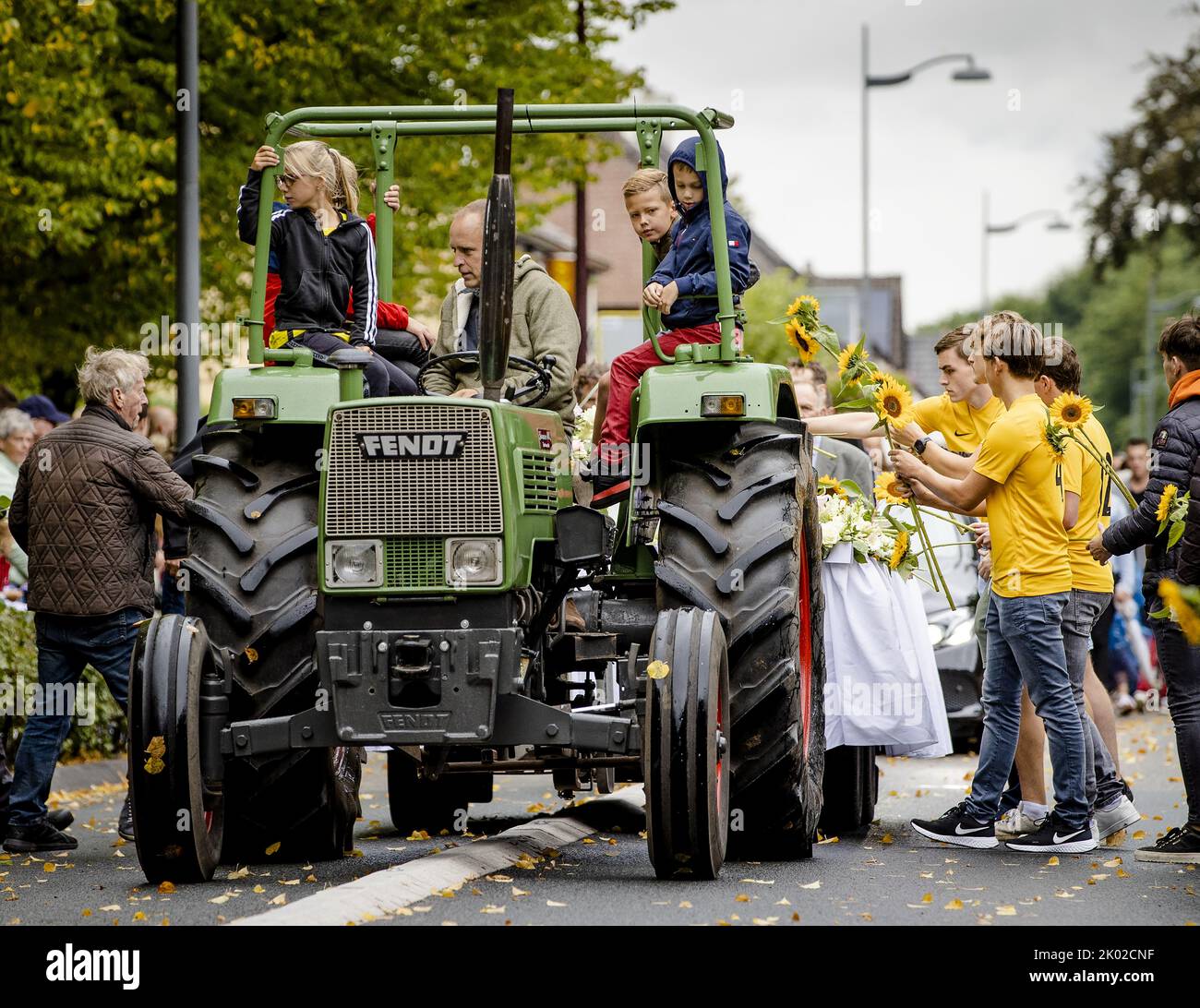 2022-09-09 15:51:24:19 BOSSCHENHOOFD - Una guardia d'onore per le tre vittime di un incidente stradale mortale in Oud Gastel dopo un incontro di addio chiuso, sulla strada per il crematorio. Alla gente è stato chiesto di portare un fiore sciolto per le vittime. ANP SEM VAN DER WAL olanda fuori - belgio fuori Foto Stock