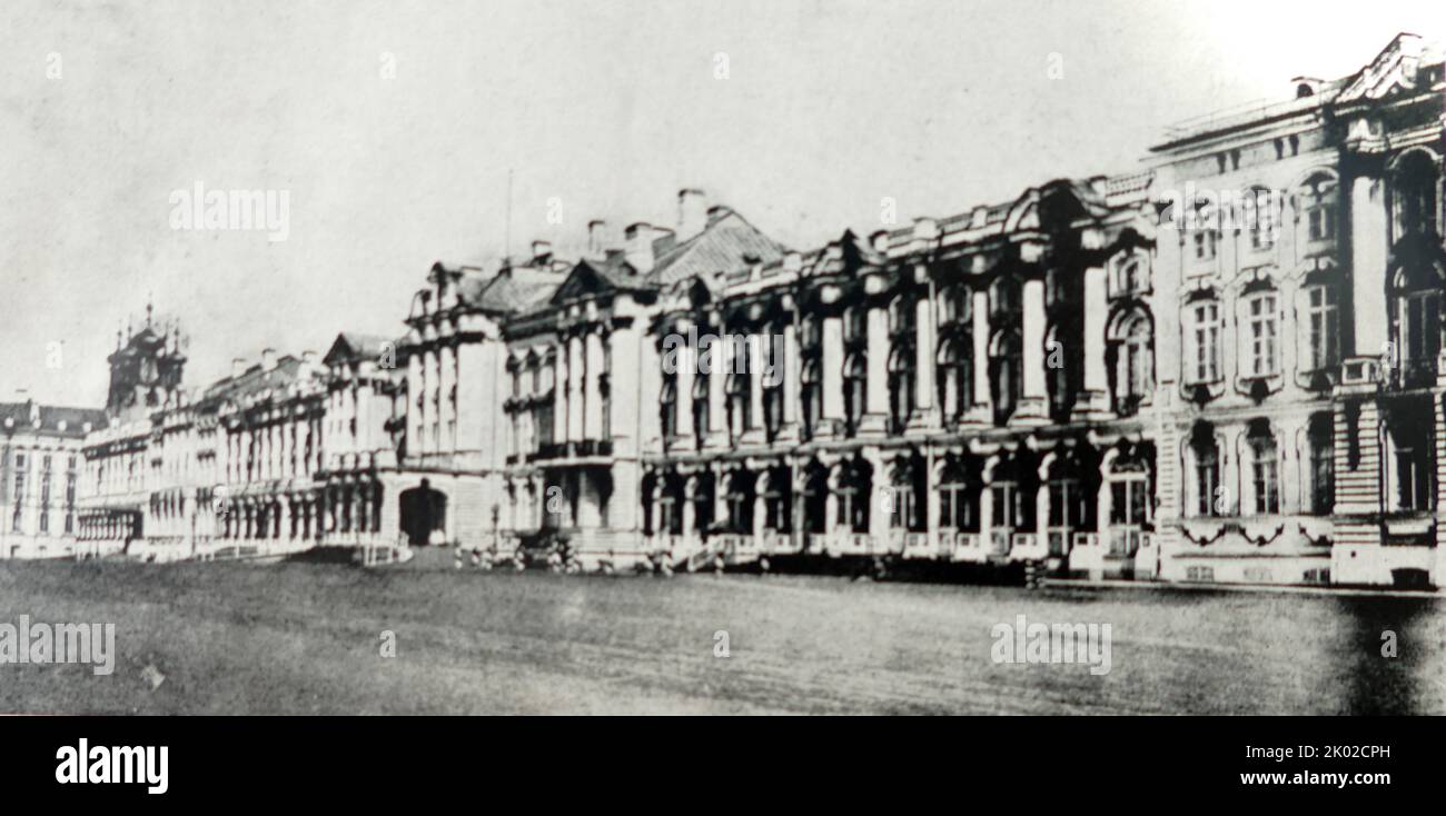 Grand Palace di Tsarskoselskiy. 1749-1756. Il Palazzo reale di Rastrelli si è rivelato avere un magnifico aspetto architettonico, degno del suo scopo. Trattati in modo speciale, alcuni padiglioni si distinguono dalla massa del grande edificio a lunga stesa. L'incredibile gioco di luce e ombra è stato creato dalle sporgenze delle pareti, dai grondaie sofisticati, dalle numerose colonne e dalle sculture. La tavolozza a tre colori rafforza l'effetto decorativo dell'edificio. Città di Pushkin. Rastrelli V.V., 1700-1771&#13;&#10; Foto Stock