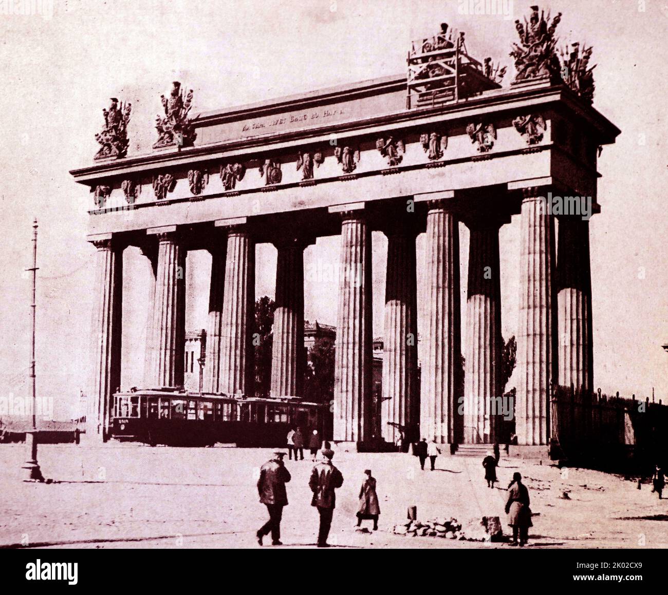 Porte trionfali (a Moskovskaya Zastava). 1833-1836. Le porte trionfali sono uno degli edifici più tipici del tardo classicismo. Potenti colonne doriche insieme ad altri elementi creano una sensazione di grande potenza. Il monumento è stato preso giù a causa delle complicazioni del traffico cittadino. Stasov V.P. 1769-1848. Leningrado.&#13;&#10; Foto Stock