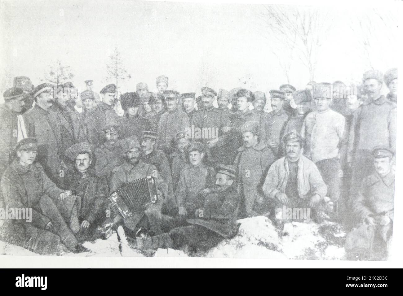 Le truppe russe e tedesche celebrano la tregua. Dicembre 1917. Foto Stock