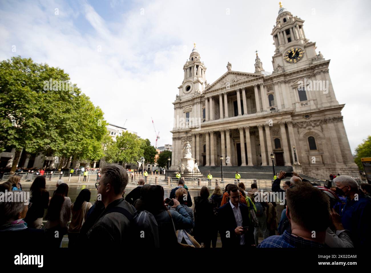 Londra, Regno Unito. 09th Set, 2022. Le folle sono viste osservando le campane della chiesa che pedano presso la Cattedrale di San Paolo. Le folle si riuniscono intorno alla Cattedrale di San Paolo per osservare le campane della chiesa dedicate alla Regina Elisabetta II a mezzogiorno. Credit: SOPA Images Limited/Alamy Live News Foto Stock