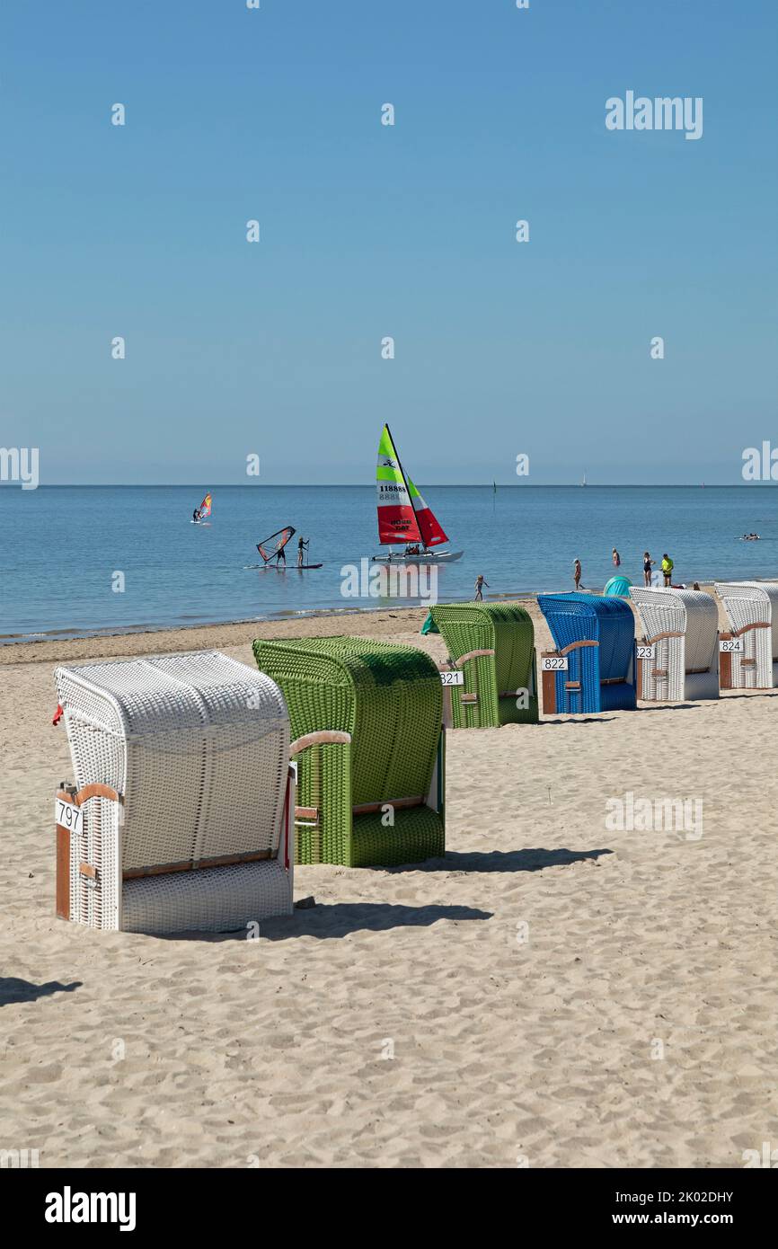 Barca a vela, spiaggia, sedie a sdraio, Wyk, Isola di Föhr, Frisia settentrionale, Schleswig-Holstein, Germania Foto Stock