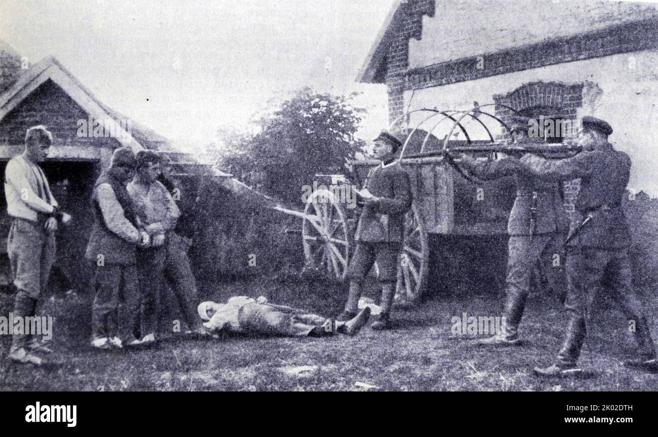 L'esecuzione dei contadini lettoni da parte delle truppe von der Goltz della Guardia Bianca tedesca. 1919. Foto Stock