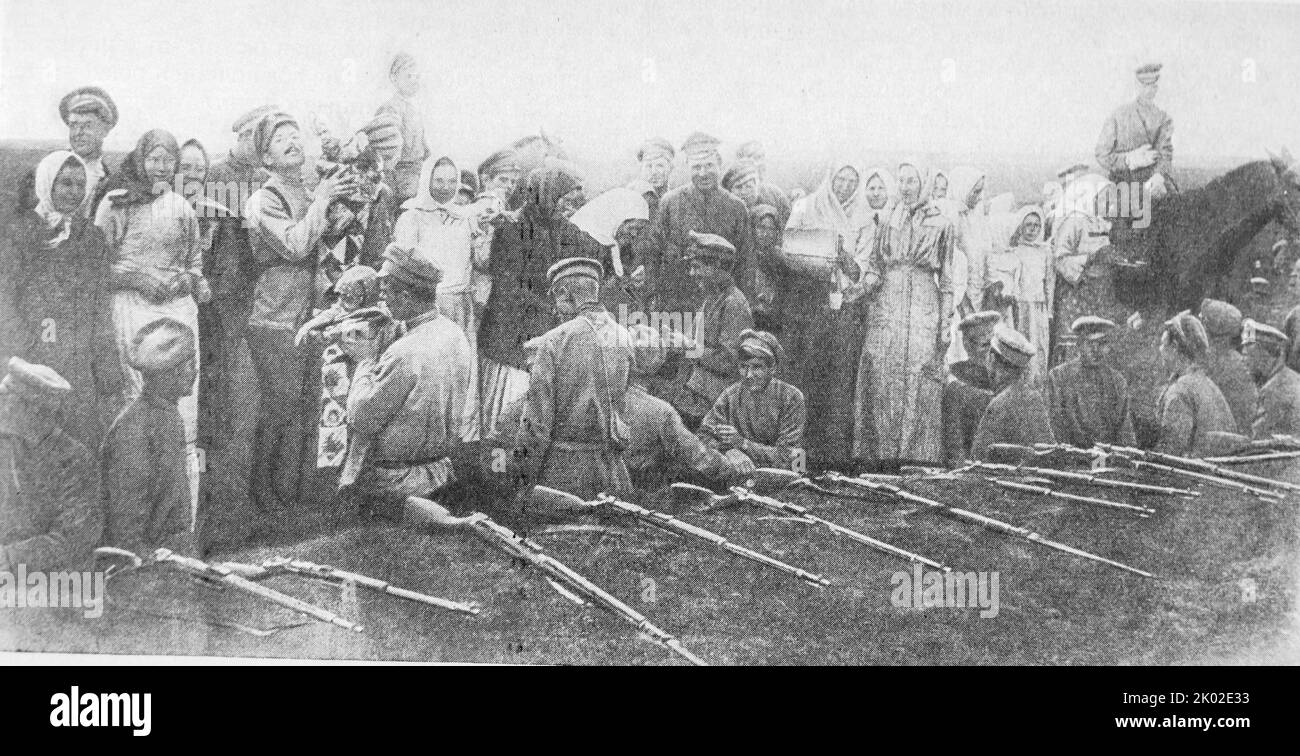 I contadini della prima linea portarono il cibo dell'Armata Rossa in posizione. Fronte orientale. 1919. Foto Stock