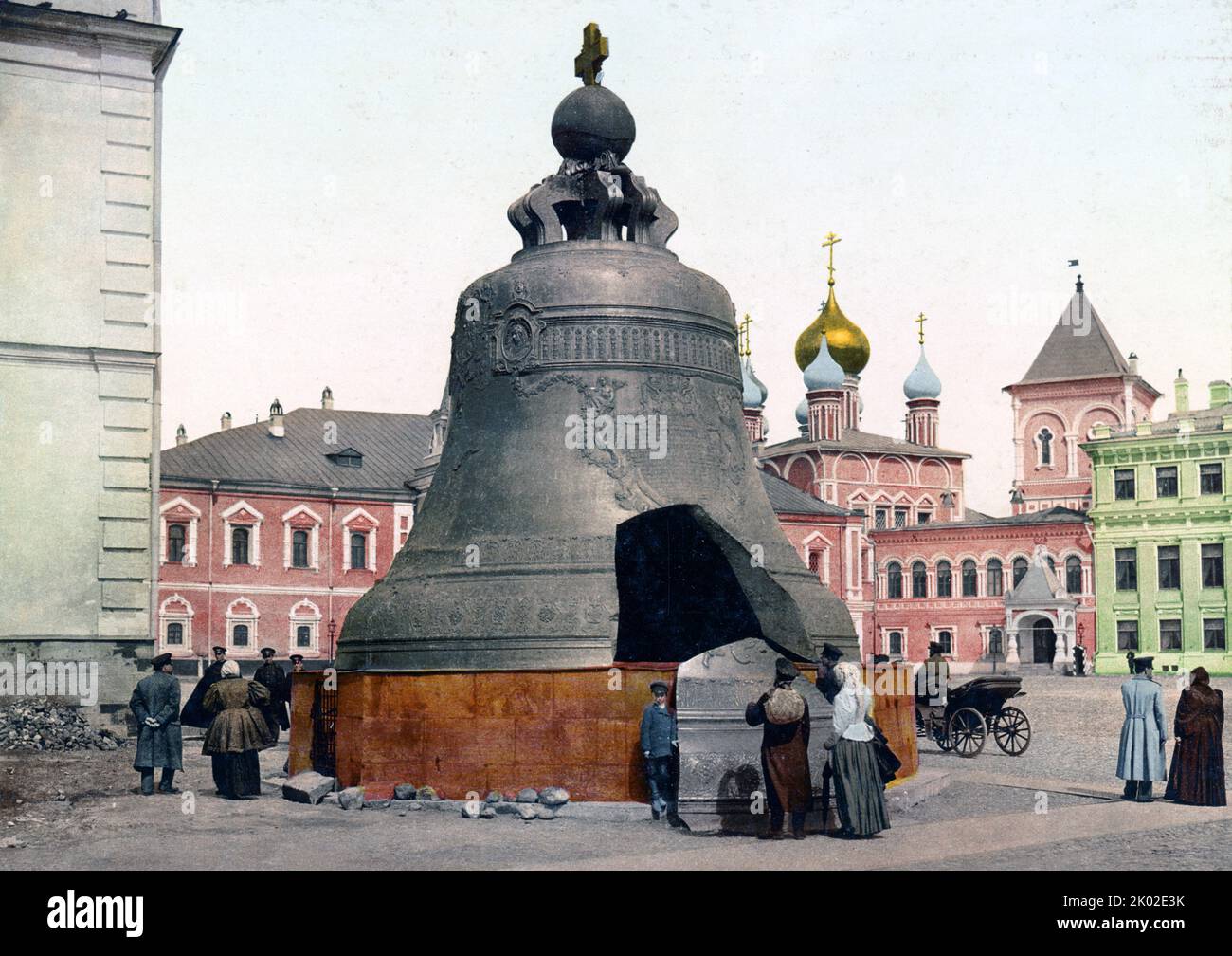 1900 Fotografia a colori della Campana dello Zar (Tsar-kolokol), o Campana reale, è una campana alta 6,14 metri (20,1 piedi), di 6,6 metri (22 piedi) di diametro nei terreni del Cremlino di Mosca. La campana fu commissionata dall'imperatrice Anna Ivanovna, nipote di Pietro il Grande Foto Stock