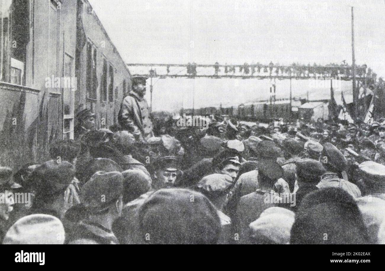 Kalinin parla ad un raduno al treno letterario e istruttori del Comitato Esecutivo Centrale tutto-Russo Rivoluzione di Ottobre. Gomel. 1919. Mikhail Ivanovich Kalinin (1875 - 1946), politico sovietico. Fu capo di stato della Repubblica socialista federativa sovietica russa dal 1919 al 1946 Foto Stock