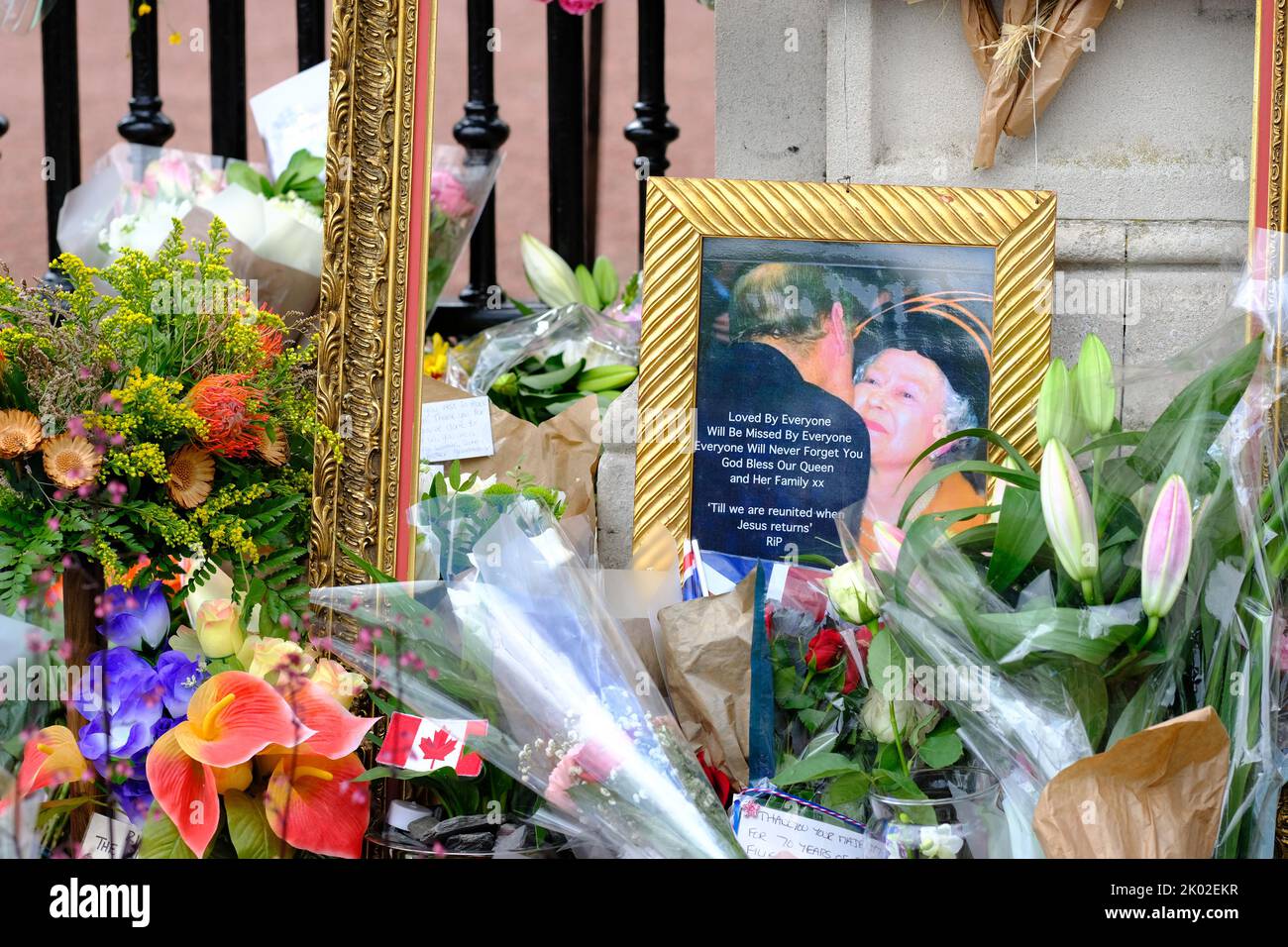 Buckingham Palace, Londra, Regno Unito – Venerdì 9th settembre 2022 – Una fotografia tra i molti fiori lasciati fuori Buckingham Palace mentre la Gran Bretagna piange la morte della Regina Elisabetta II Foto Steven Maggio / Alamy Live News Foto Stock