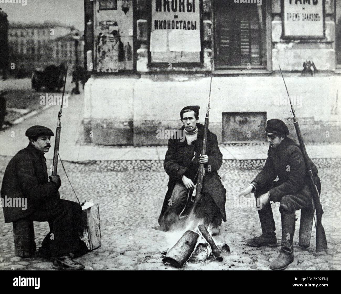 La Guardia Rossa pattuglia intorno al fuoco sulla strada di Pietrogrado nei primi giorni della Rivoluzione Socialista di Ottobre. Foto di J. Steinberg. Foto Stock