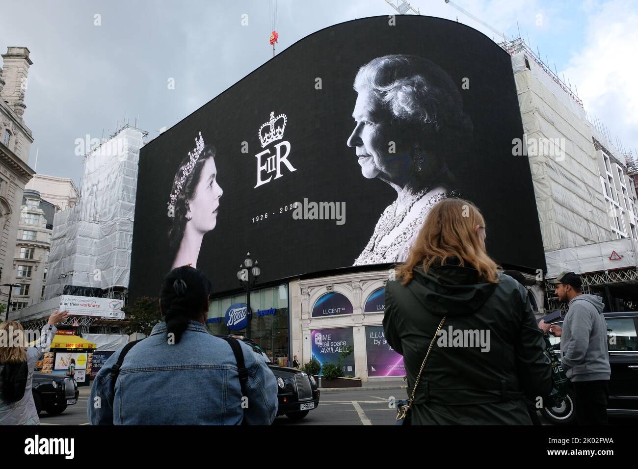 Piccadilly Circus, Londra, Regno Unito. 9th Set, 2022. Lutto per la morte della Regina Elisabetta II di 96 anni. Credit: Matthew Chattle/Alamy Live News Foto Stock