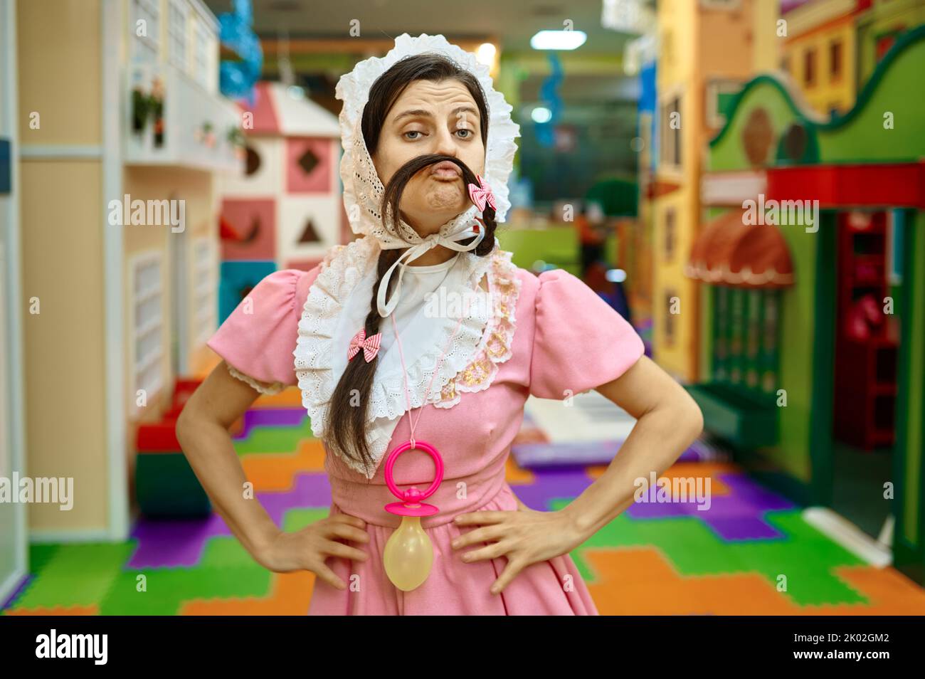 Donna cute come il bambino che fa i baffi dai capelli Foto Stock