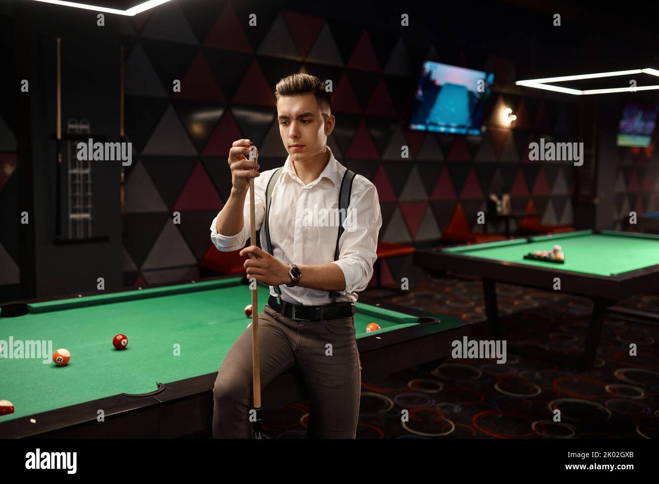 Ritratto di un giovane giocatore di piscina alla moda Foto Stock