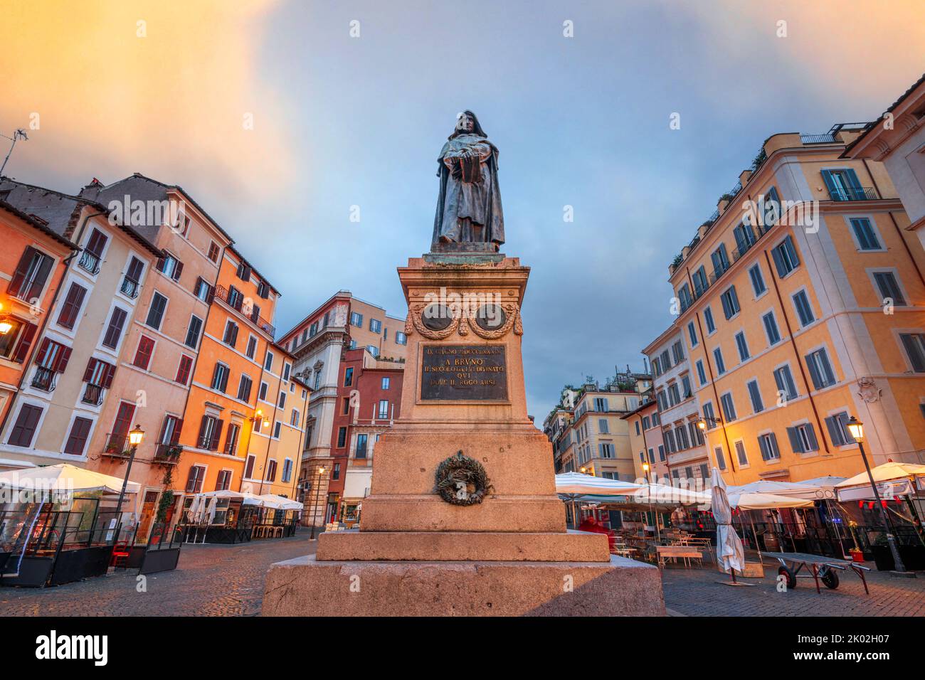 Campo de' Fiori a Roma, Italia all'alba. (L'iscrizione recita: 9 giugno 1869 a Bruno - dall'età che divinò - qui dove il fuoco bruciava). Foto Stock