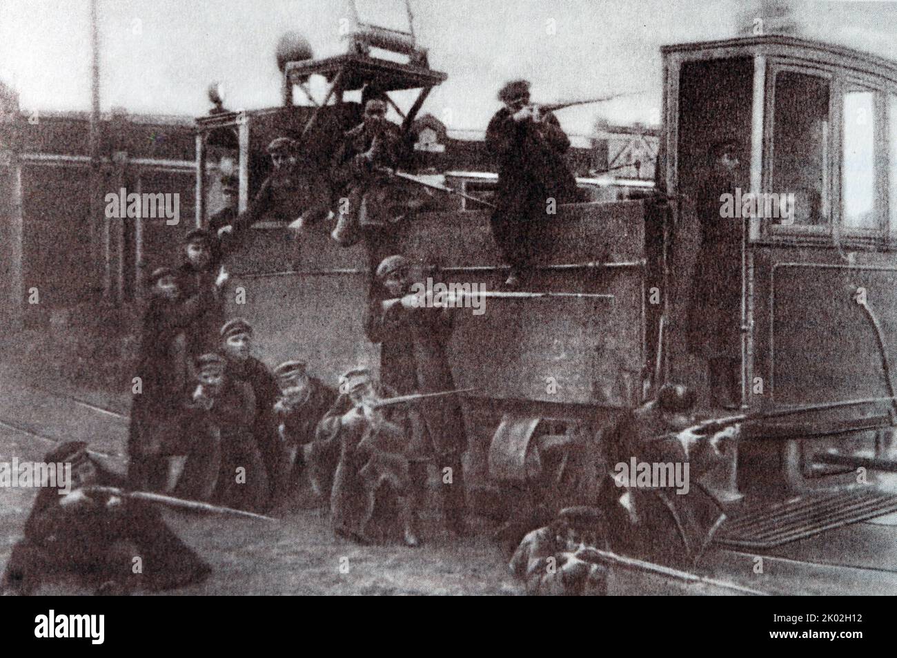 Ottobre giorni del 1917 a Mosca. I lavoratori di Zamoskvorechye stanno combattendo da una piattaforma tranviaria blindata. Il 3 novembre 1917 ha vinto una rivolta armata a Mosca. La costituzione del potere sovietico a Pietrogrado e a Mosca è stata fondamentale per la vittoria della rivoluzione in tutto il paese. Foto Stock