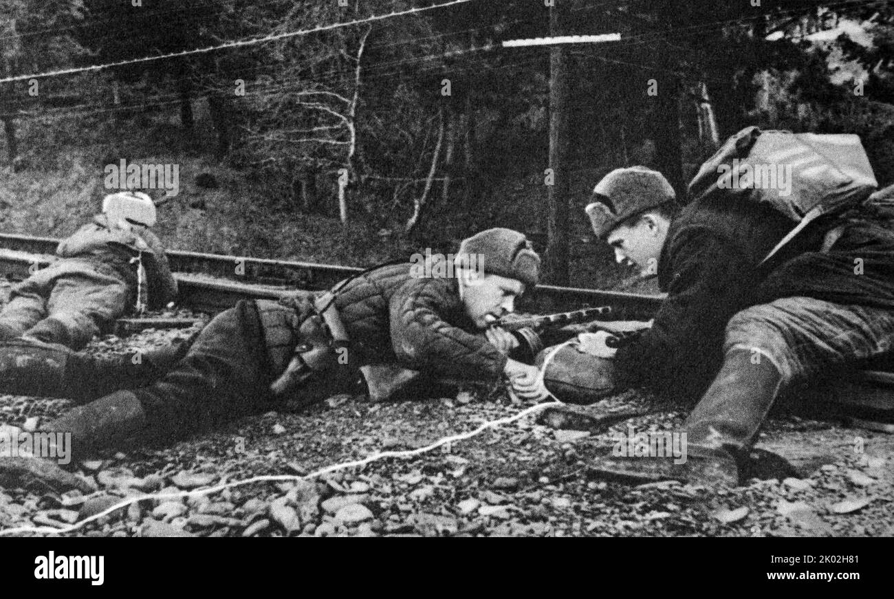 Preparazione del sabotaggio ferroviario da parte dei partigiani. Seconda guerra mondiale russa 1941 Foto Stock