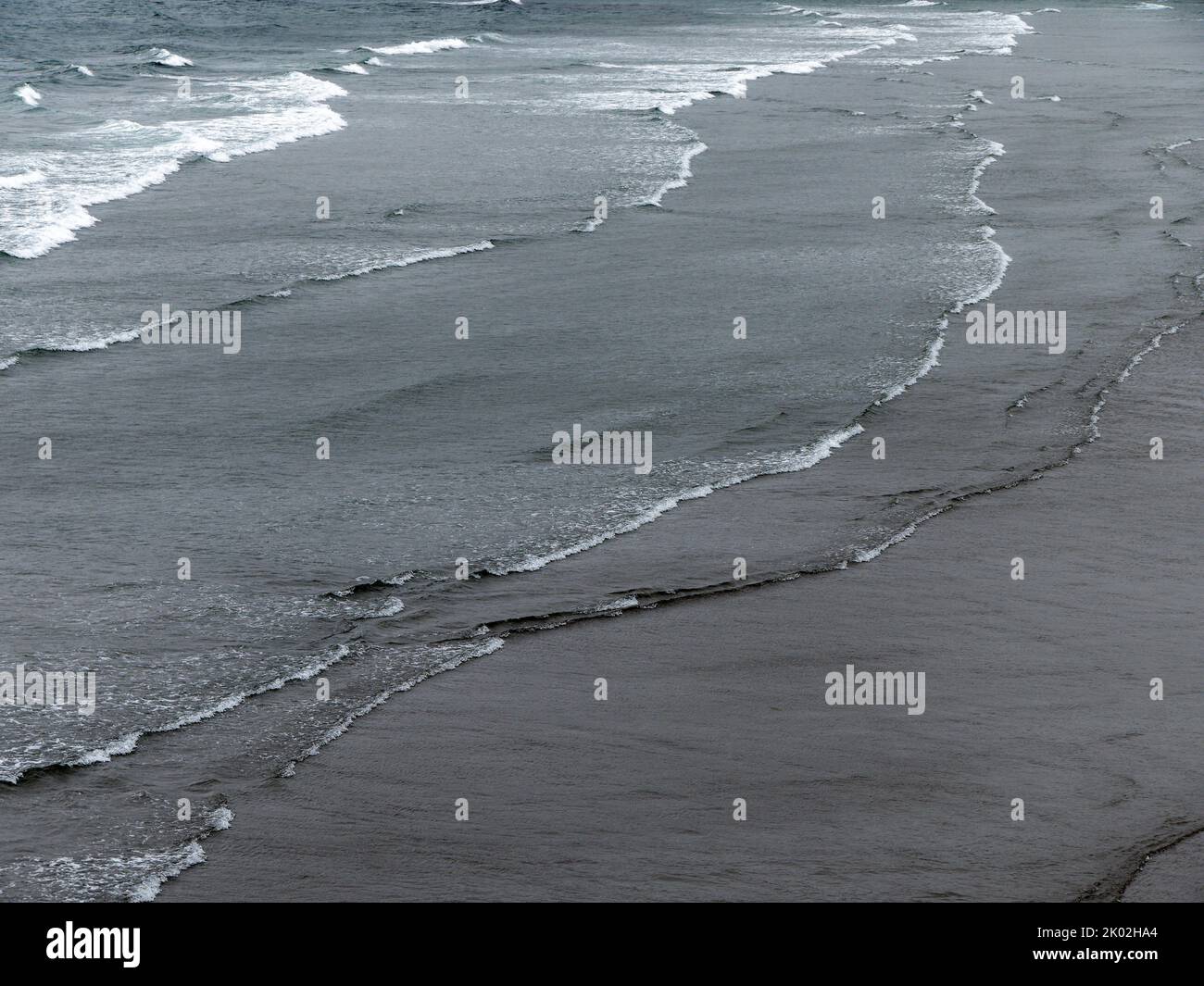 Acque grigie dell'Oceano Atlantico, vista dall'alto, cornice completa. Mare. La superficie dell'acqua come sfondo. Vista aerea dell'oceano Foto Stock