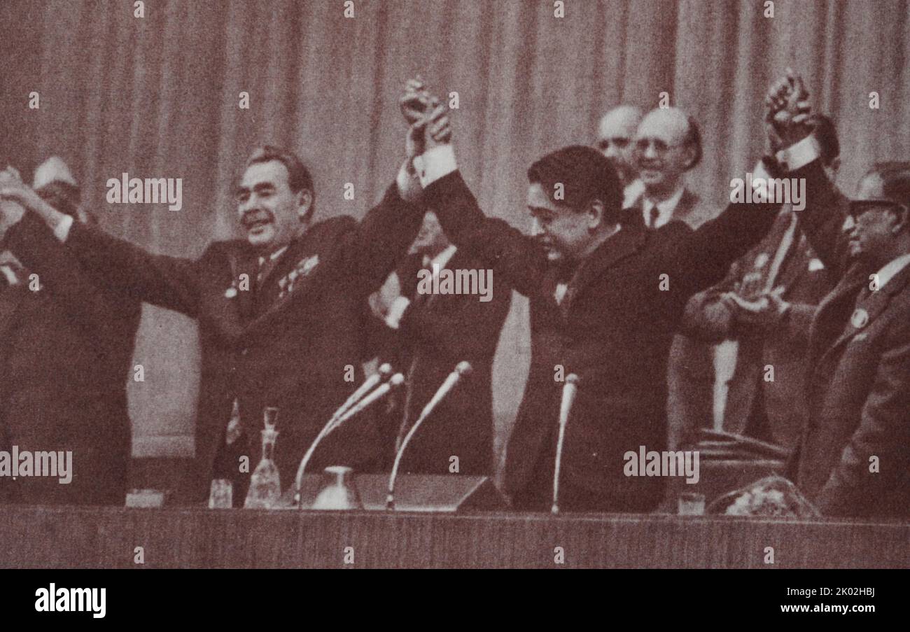 Il 27 novembre 1975, in occasione di un incontro cerimoniale a Mosca, al Segretario Generale del Comitato Centrale della CPSU, il compagno L.I. Brezhnev è stata insignita della Medaglia d'oro della Pace, intitolata a F. Joliot-Curie. Nella foto: L.I. Brezhnev e Segretario Generale del Consiglio Mondiale del Romesh Chandra nel presidium della riunione dopo la presentazione del premio. Foto Stock