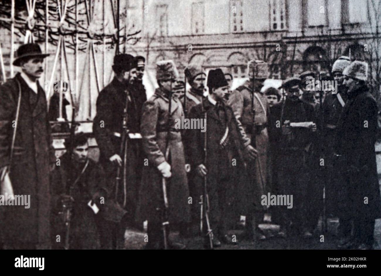 Carte checkpoint a Smolny. Ottobre 1917. Smolny fu il quartier generale della rivolta armata di ottobre. Dopo la vittoria della Rivoluzione d'Ottobre a Smolny furono eletti dal secondo Congresso dei Soviet tutto-Russo del Comitato Esecutivo Centrale tutto-Russo e dai Commissari del Consiglio dei popoli, come pure dal Comitato Centrale del Partito. Qui, da metà novembre 1917 al 10 marzo 1918, fino a quando il governo sovietico si trasferì a Mosca Foto Stock