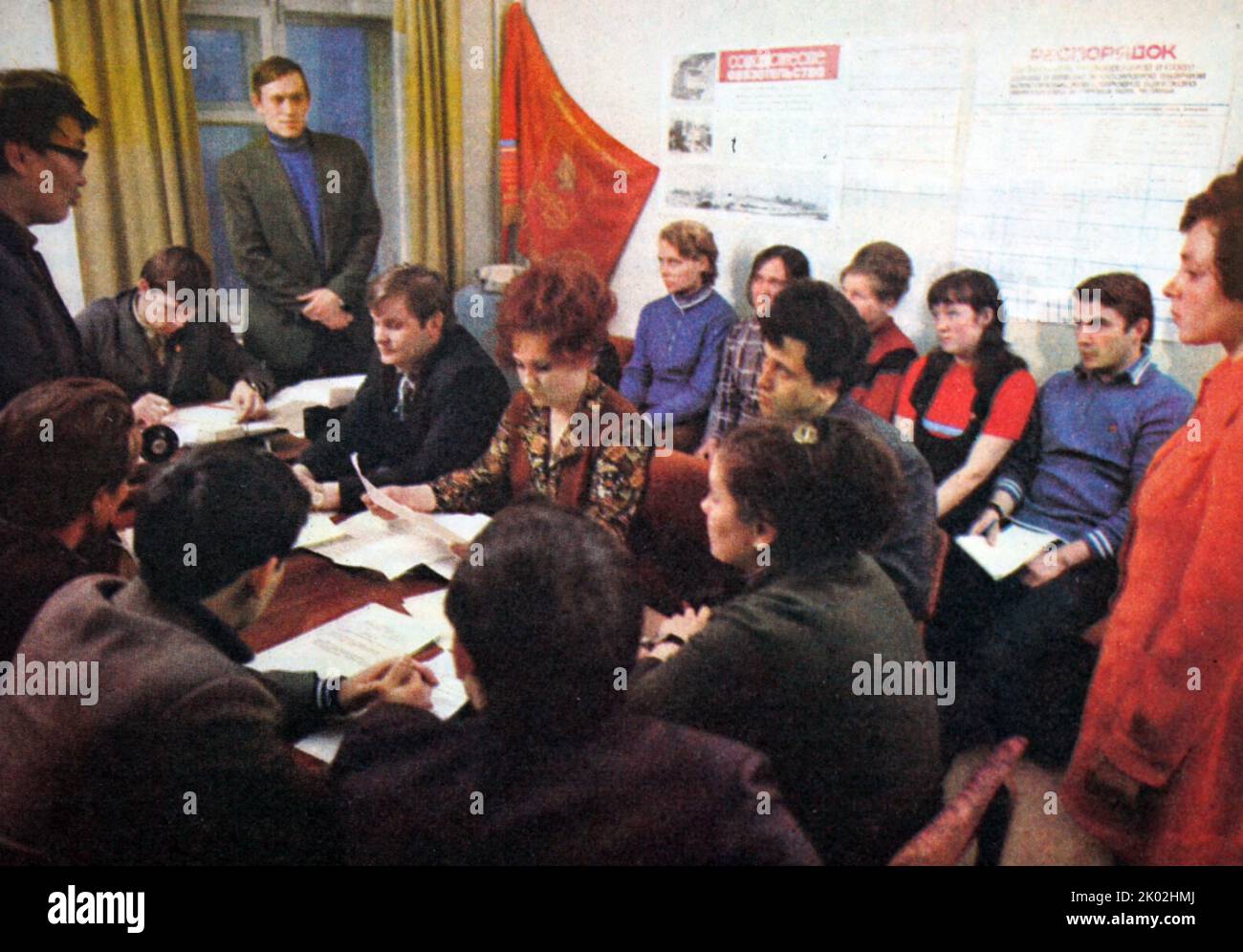 Per attirare i lavoratori alla gestione della produzione nella Russia sovietica, le organizzazioni sindacali creano riunioni di produzione regolari presso le imprese. Foto Stock