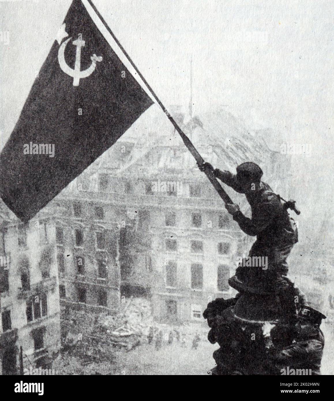 Bandiera della Vittoria sul Reichstag a Berlino. Le truppe sovietiche hanno sventolato la bandiera rossa su Berlino alla fine della seconda guerra mondiale. Foto Stock