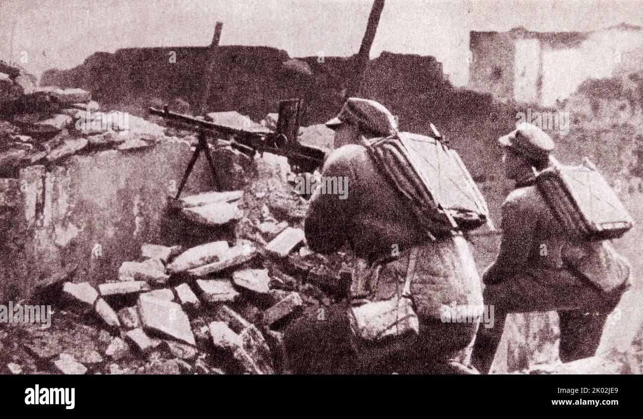 Mitragliatori cinesi in posizione di combattimento, durante l'invasione giapponese della Cina 1943 Foto Stock