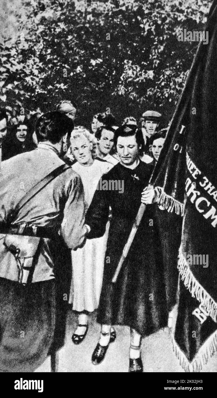 Le lavoratrici salutano un soldato sovietico in congedo durante la seconda guerra mondiale. 1942 Foto Stock