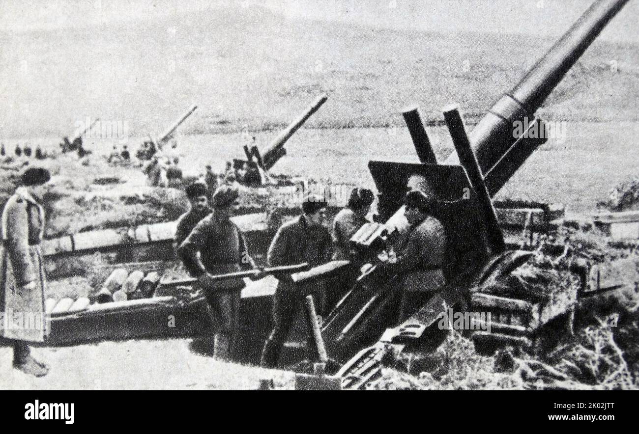 L'artiglieria sovietica spara sulle fortificazioni nemiche nella Crimea. 4th fronte ucraino, 1944 Foto Stock