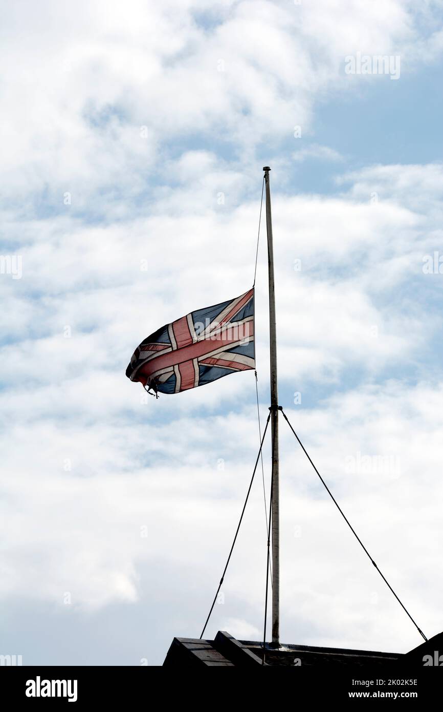 Bandiera di Union Jack a metà albero sulla Shire Hall che segna la morte della Regina, Warwick, Warwickshire, Regno Unito. Settembre 2022 Foto Stock
